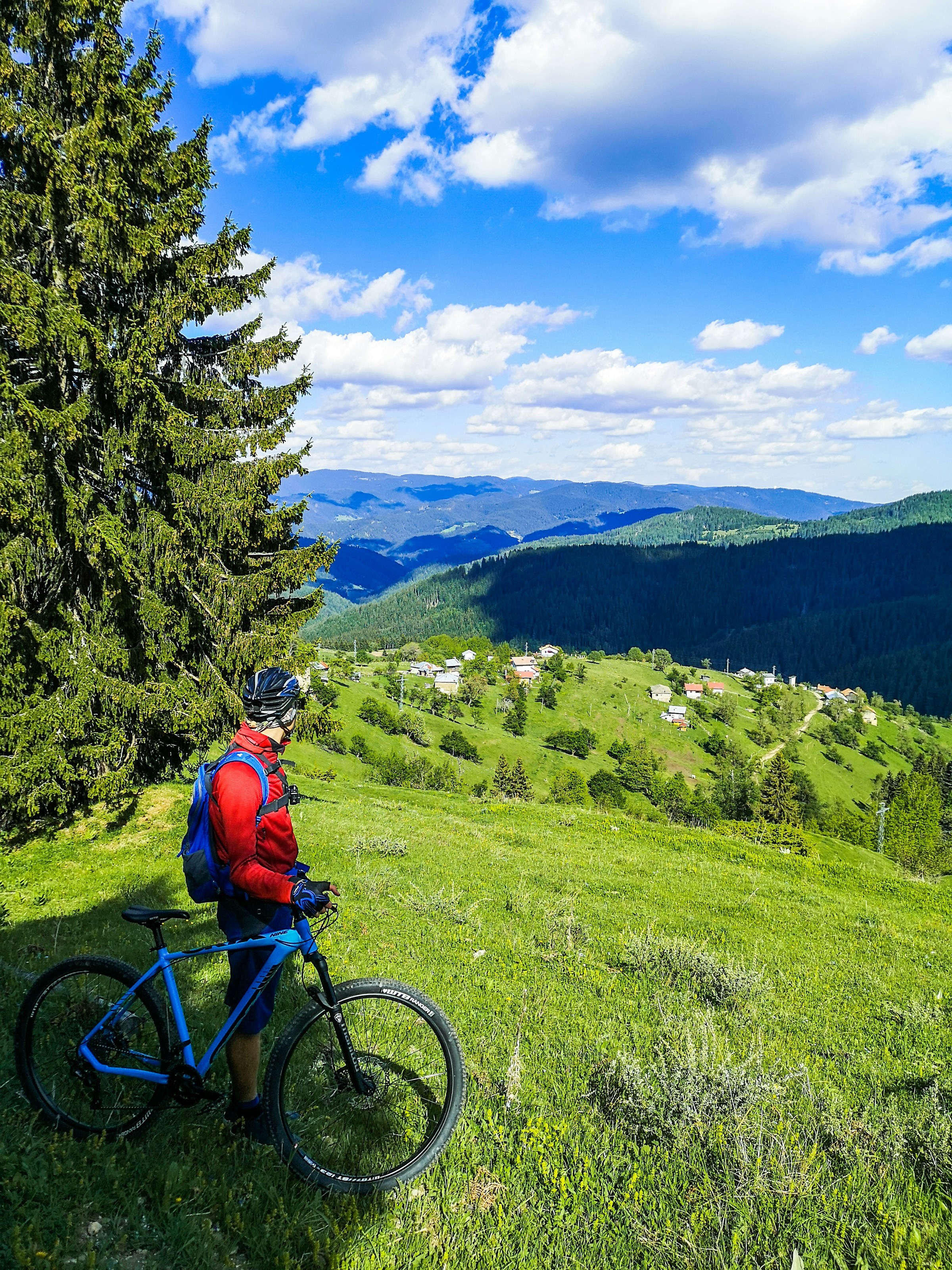 <p><strong>Mountain Bike Guide</strong><br>He will lead you along secret trails, between flowery meadows and exhilarating descents.</p> -image